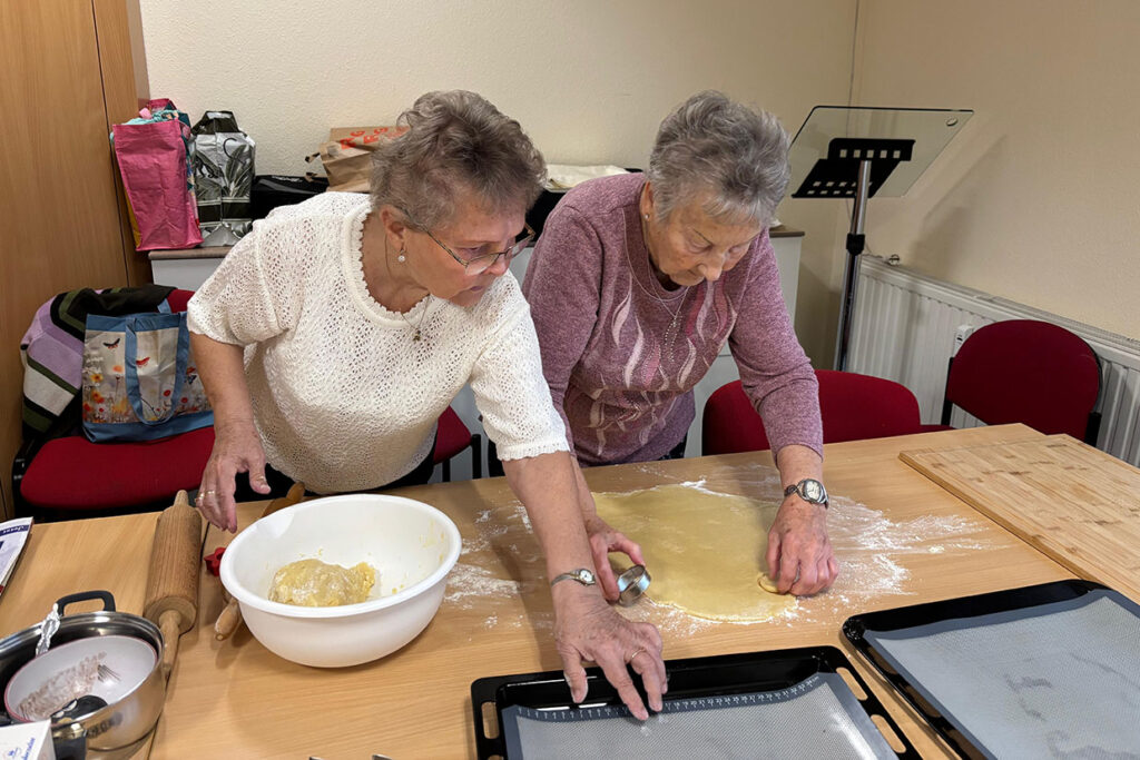 Beim gemeinsamen Backen der Mitgliedergruppe 326 ...